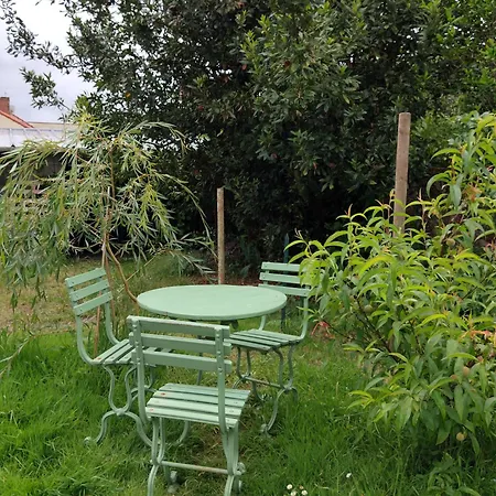 Дом отдыха Maison Et Jardin Avec Entree Independante Et Ses 2 Chats
